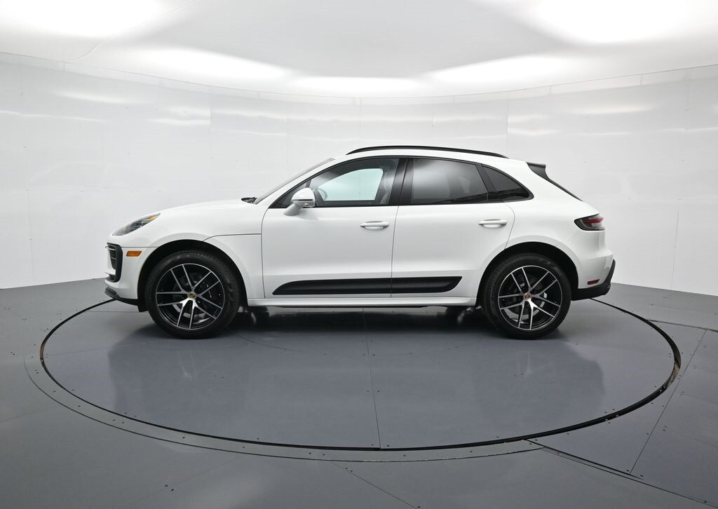 2025 Porsche Macan T photo 2