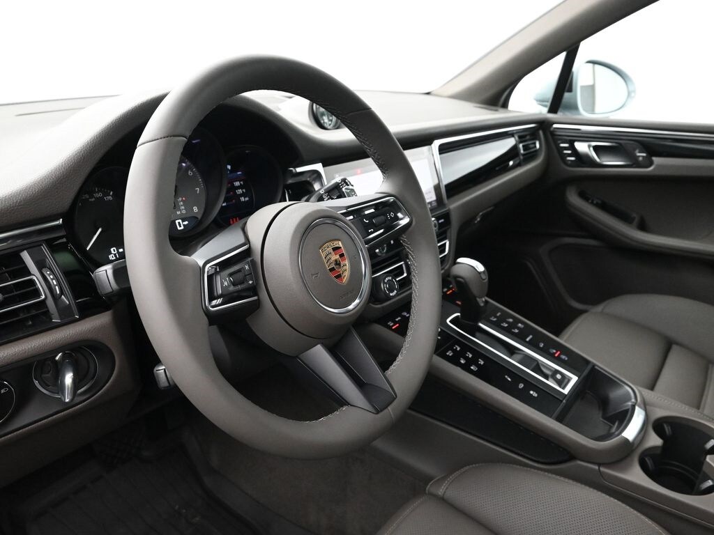 2025 Porsche Macan S photo 4