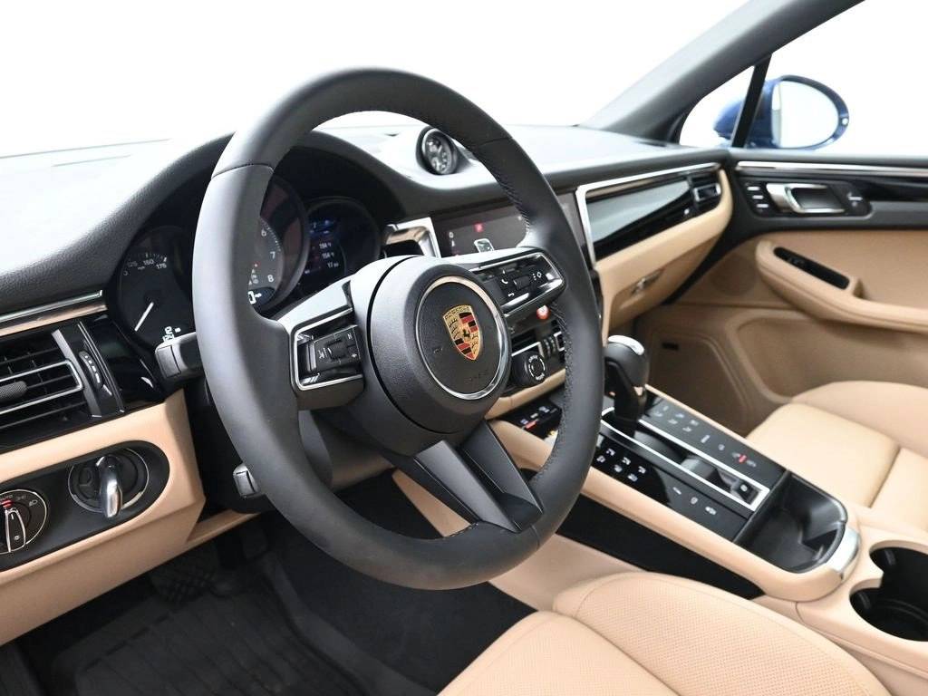 2025 Porsche Macan S photo 4