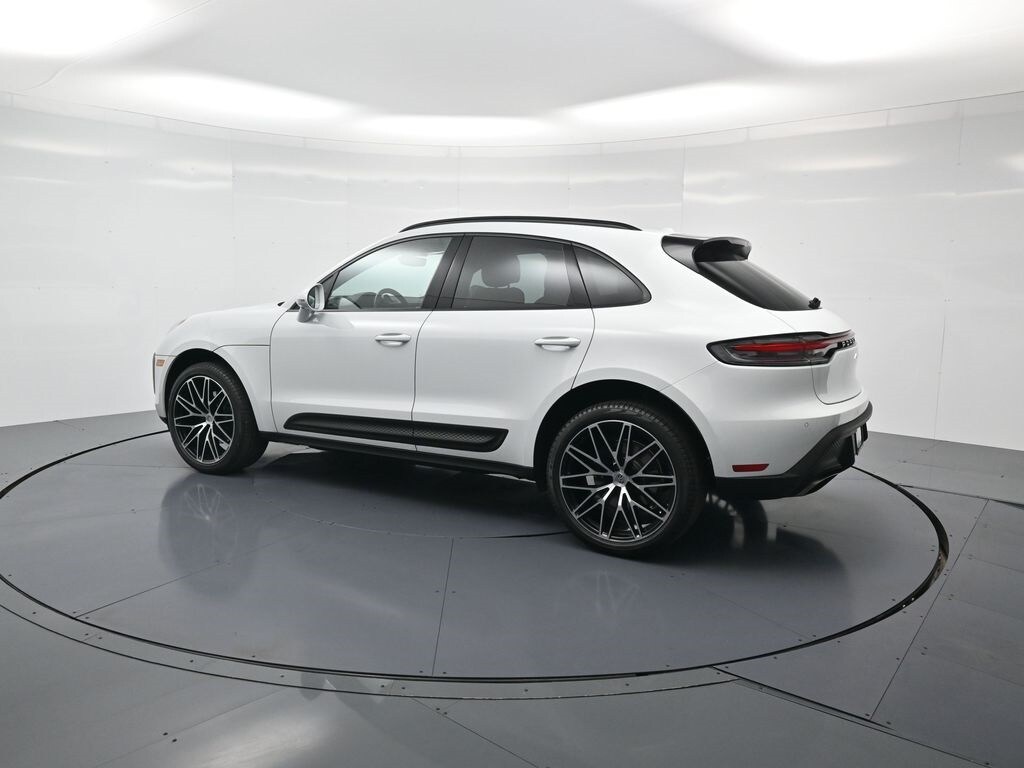 2025 Porsche Macan T photo 3