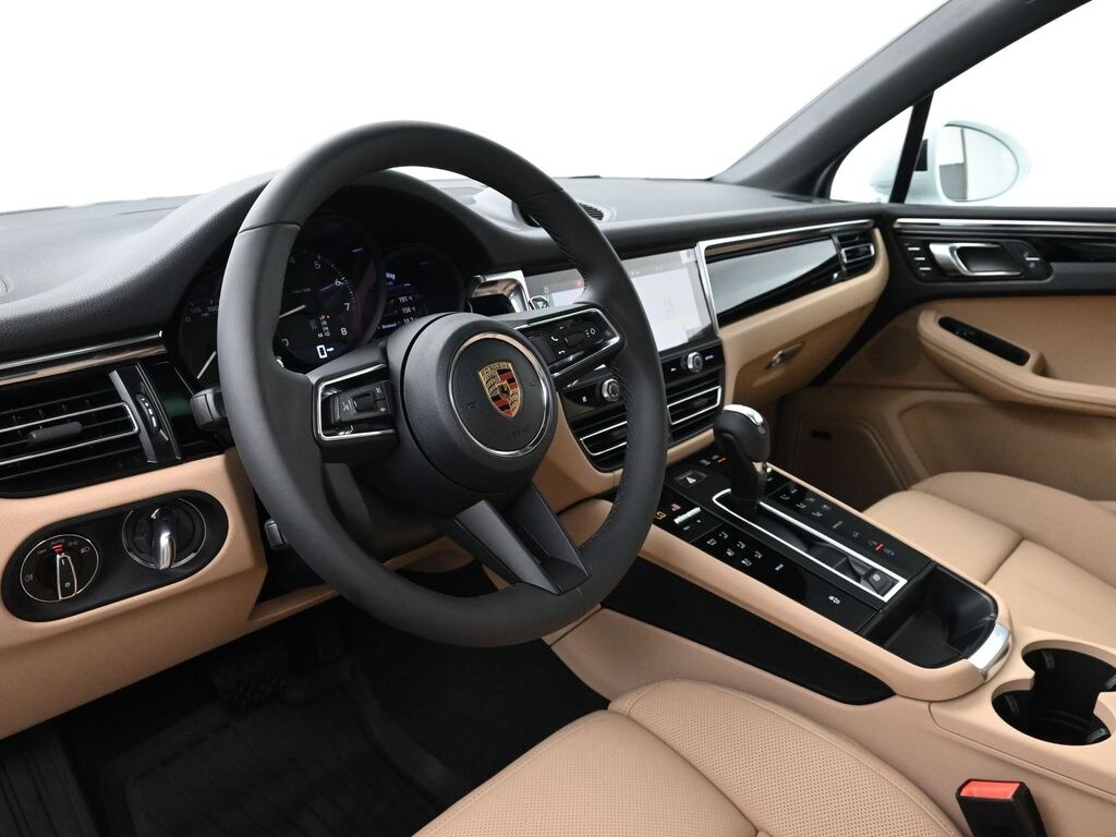2025 Porsche Macan T photo 4
