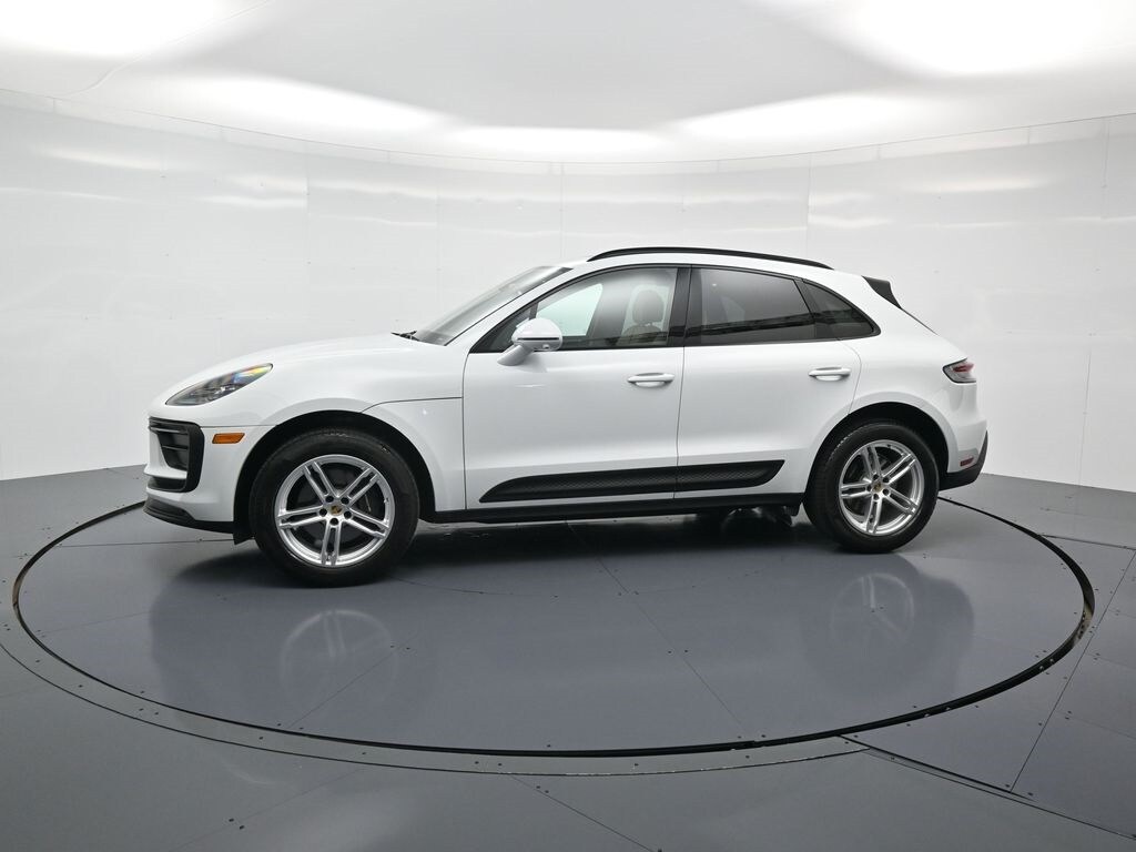 2025 Porsche Macan T photo 2