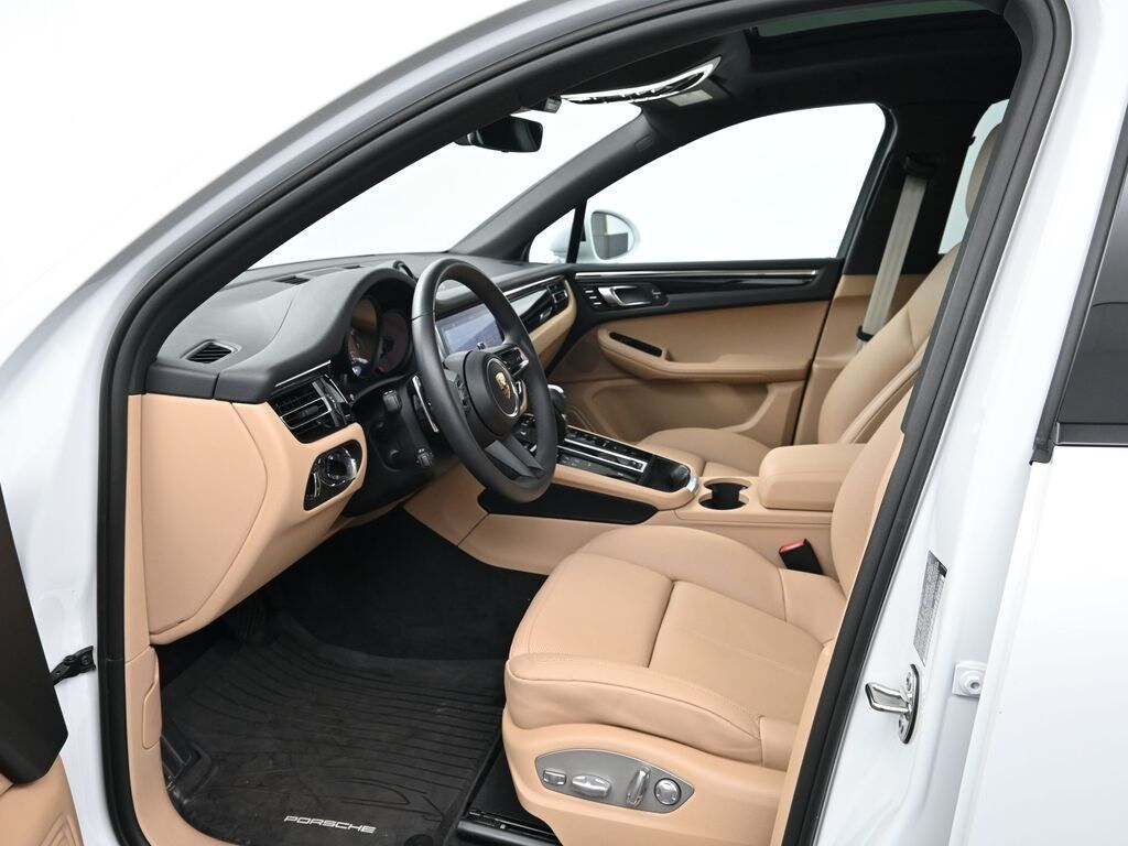 2025 Porsche Macan T photo 4