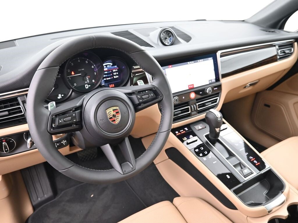 2025 Porsche Macan T photo 3