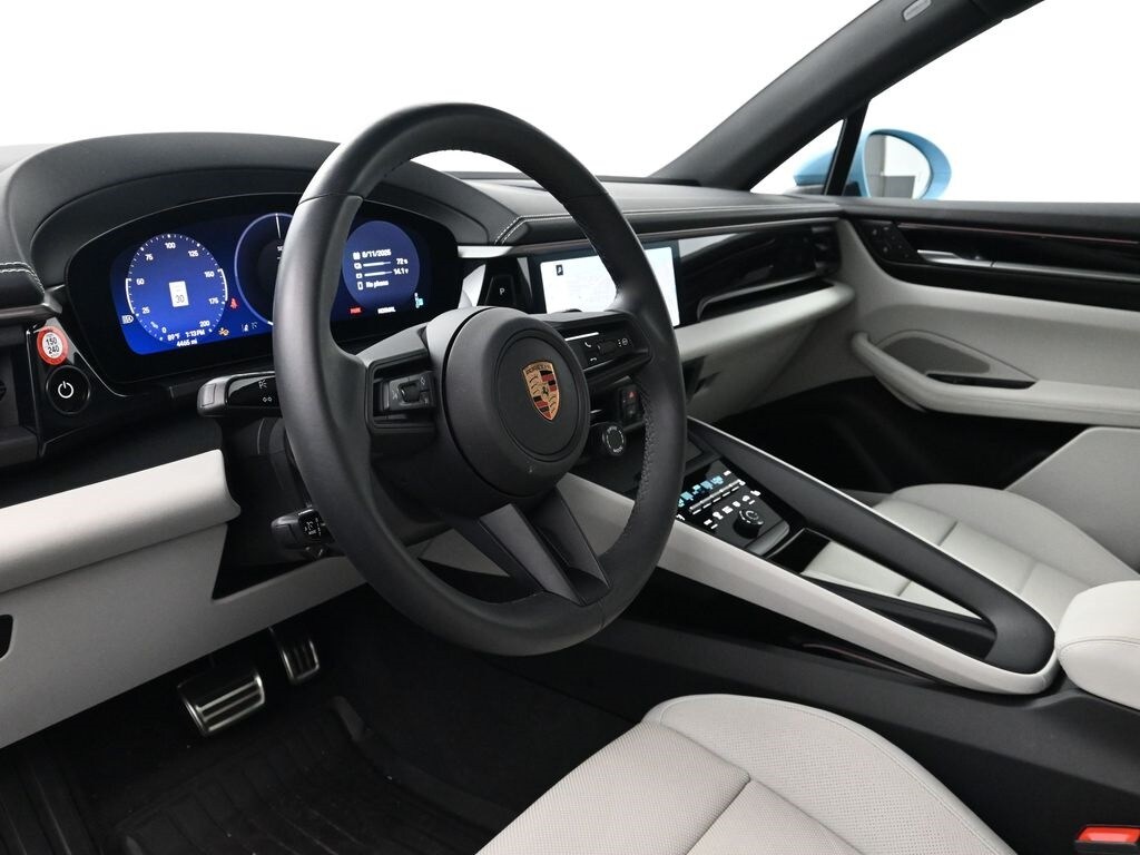 2025 Porsche Macan Electric photo 4