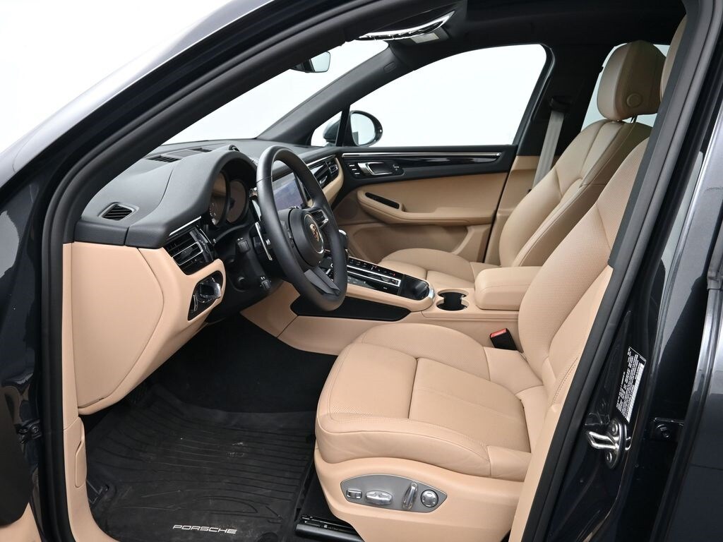 2025 Porsche Macan T photo 4