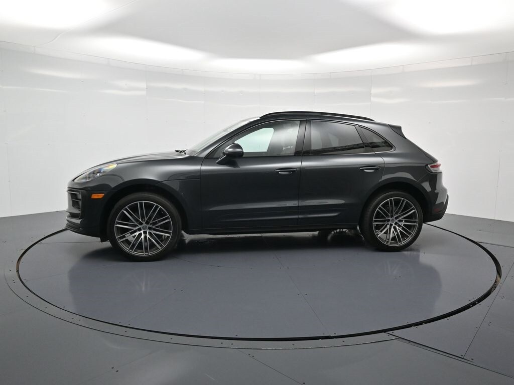 2025 Porsche Macan photo 2