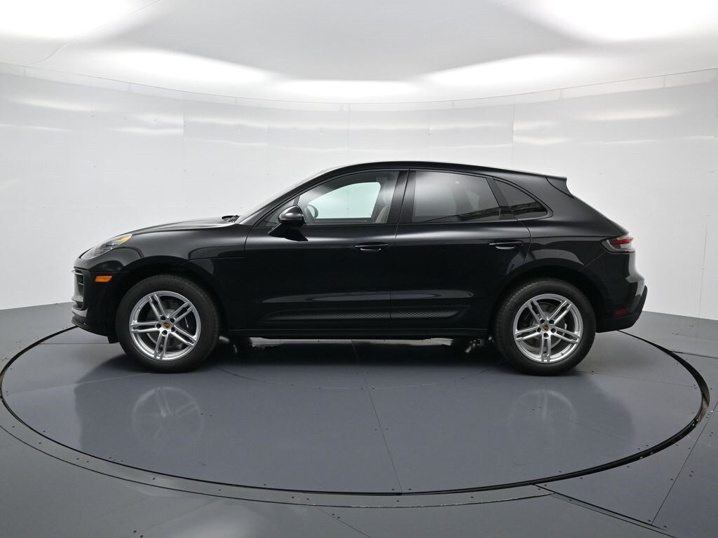 2025 Porsche Macan T photo 2