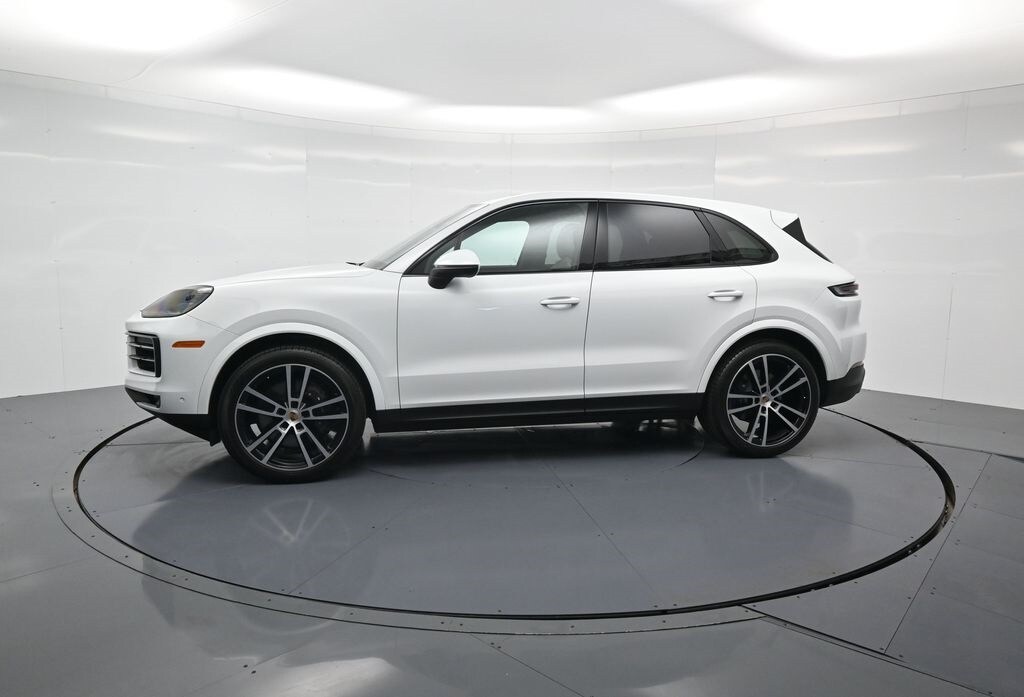 2025 Porsche Cayenne photo 2