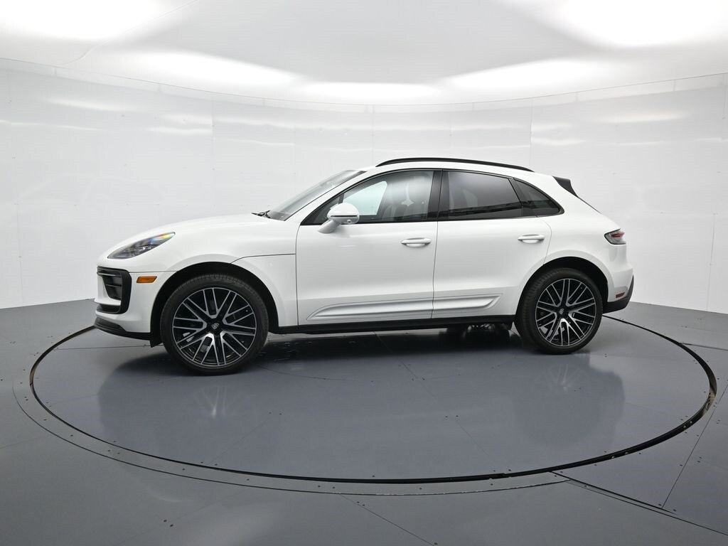 2025 Porsche Macan photo 2