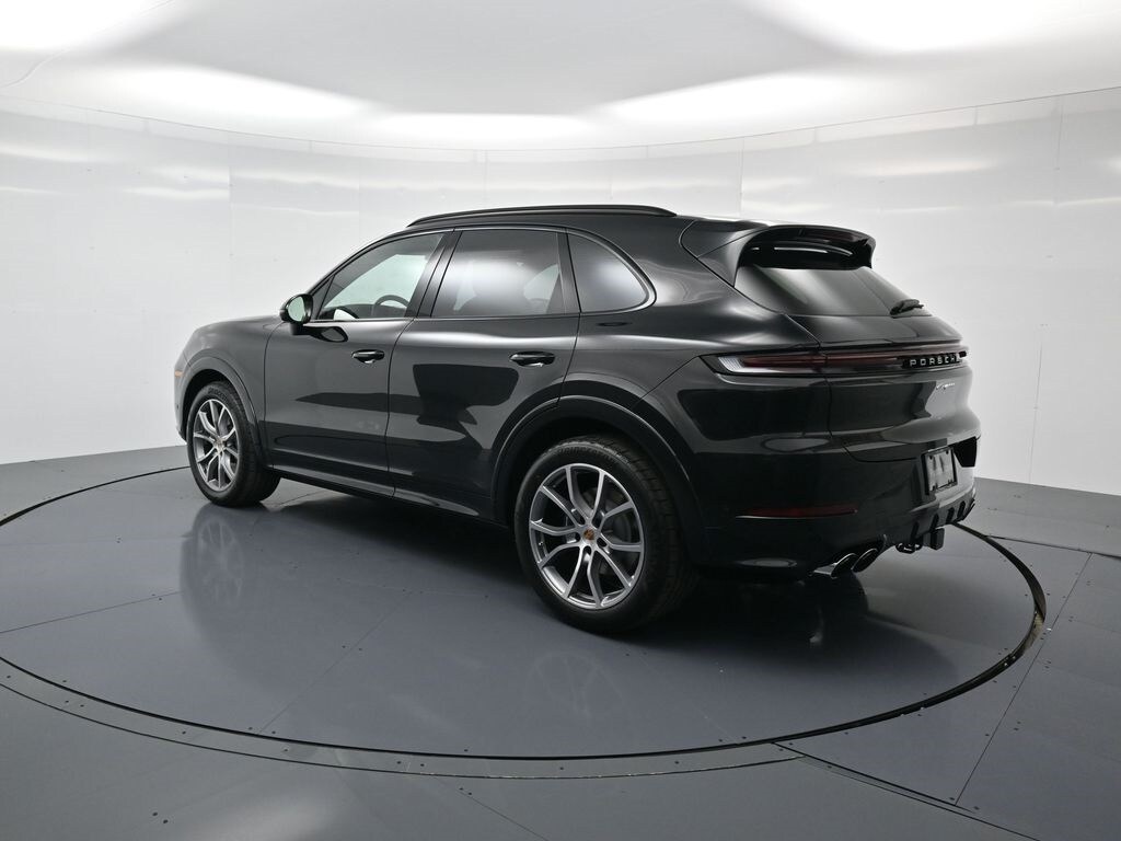 2025 Porsche Cayenne photo 3