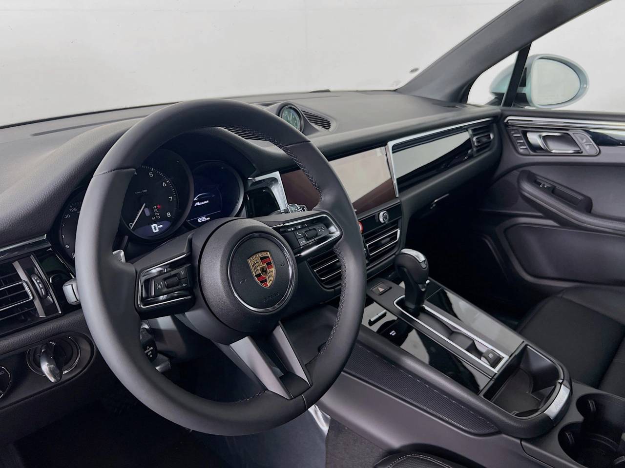 2025 Porsche Macan T photo 4