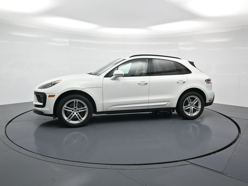 2023 Porsche Macan T photo 2