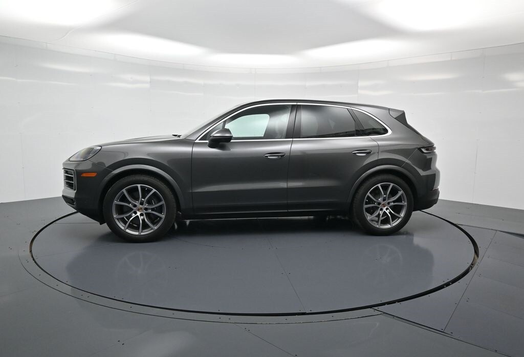 2025 Porsche Cayenne photo 2