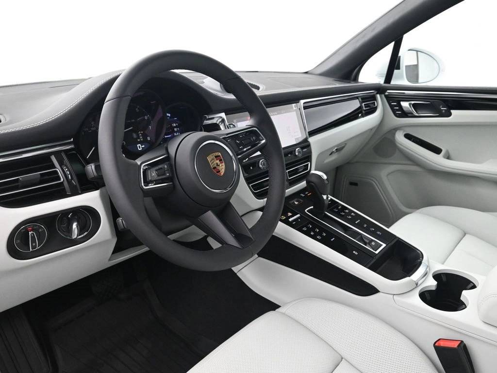 2026 Porsche Macan T photo 4