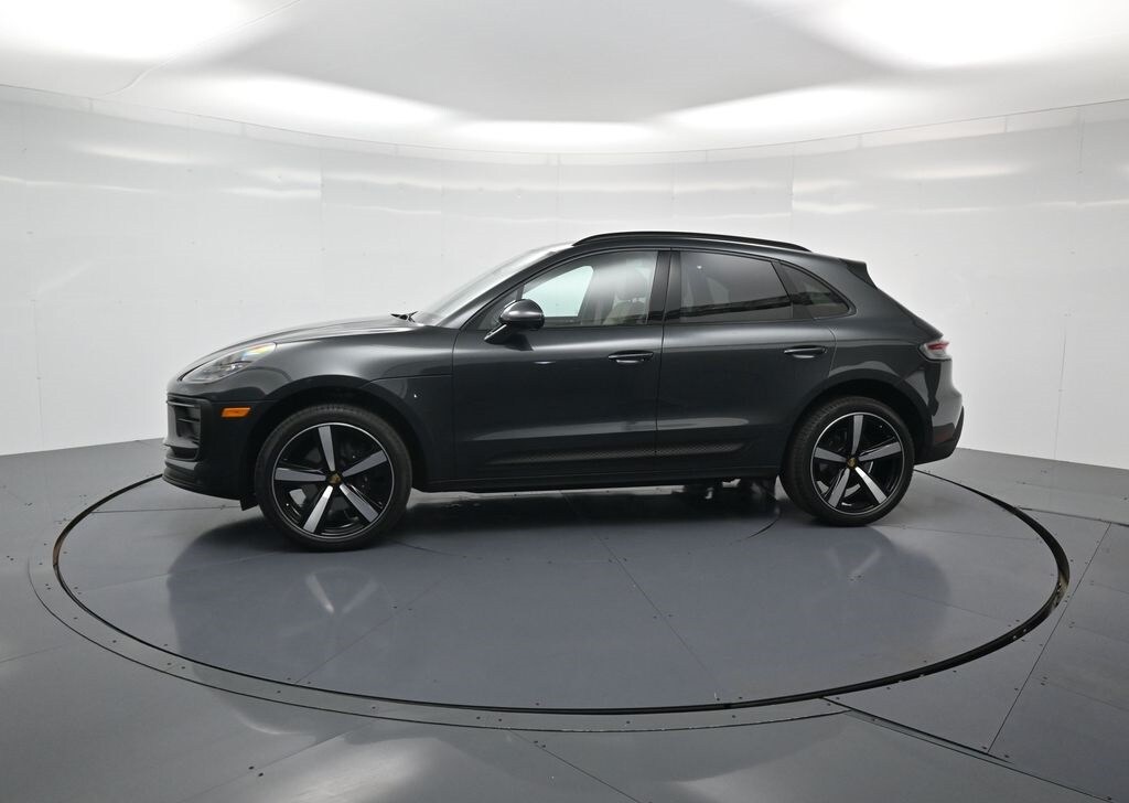 2025 Porsche Macan T photo 2