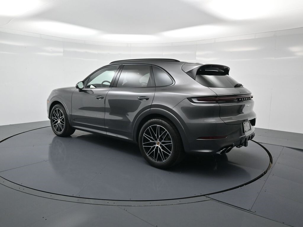 2025 Porsche Cayenne photo 3