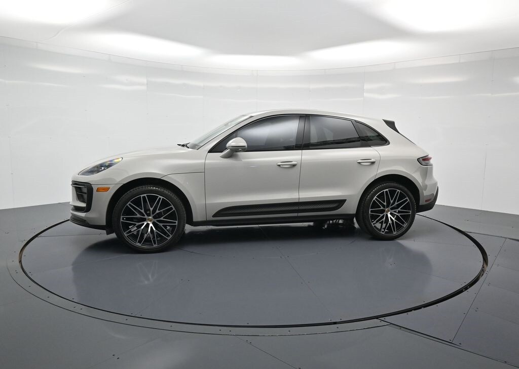 2023 Porsche Macan T photo 2
