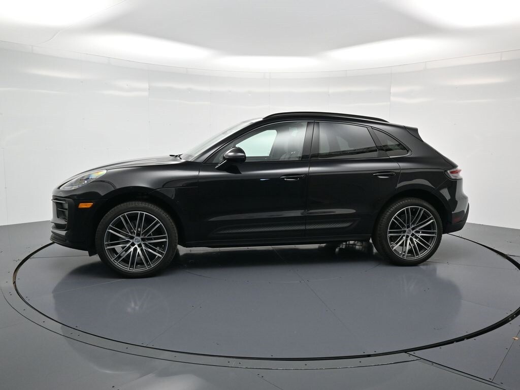 2025 Porsche Macan T photo 2