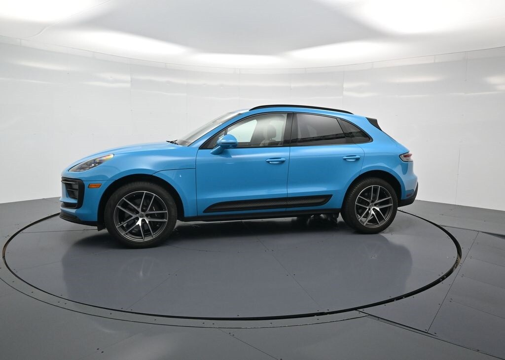2022 Porsche Macan photo 2