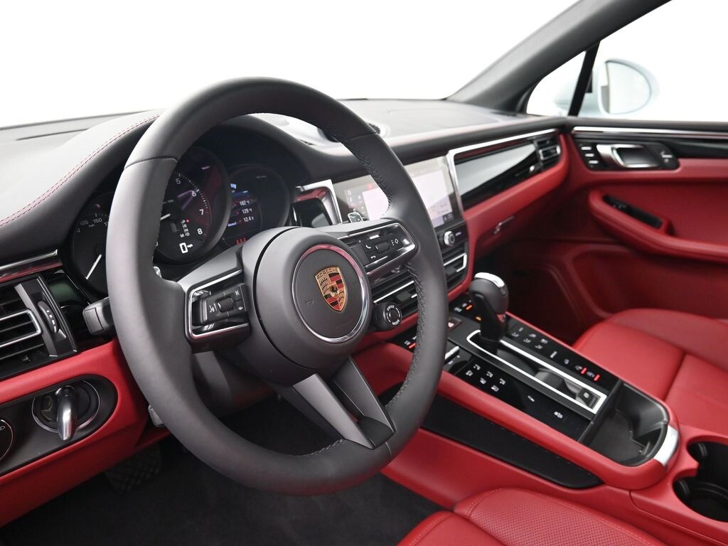 2025 Porsche Macan T photo 4