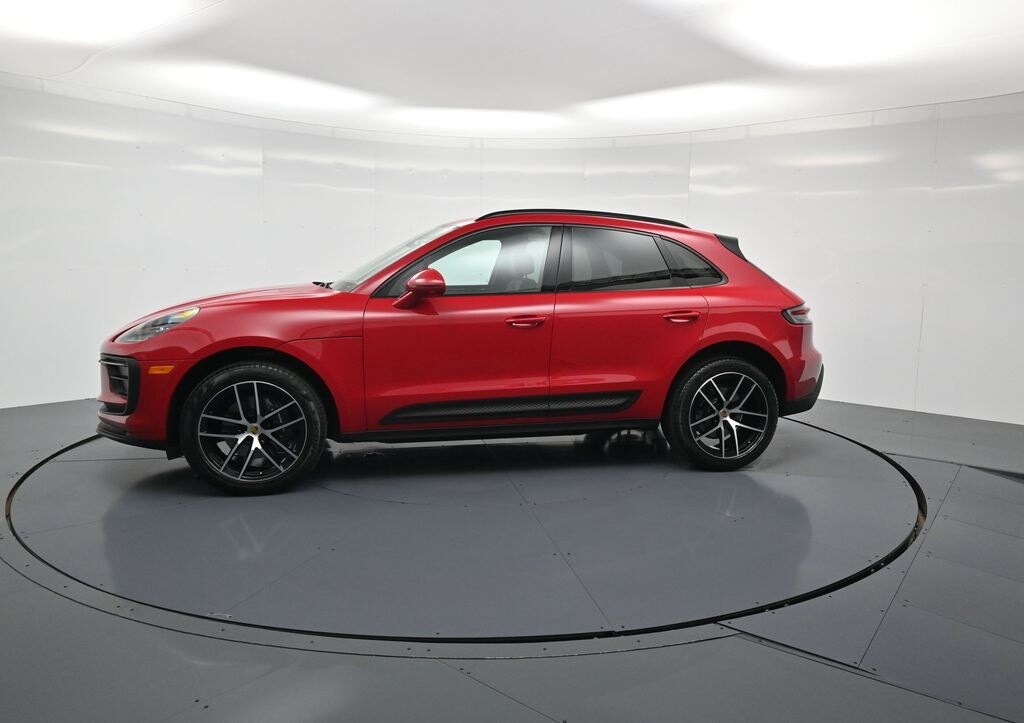 2025 Porsche Macan T photo 2