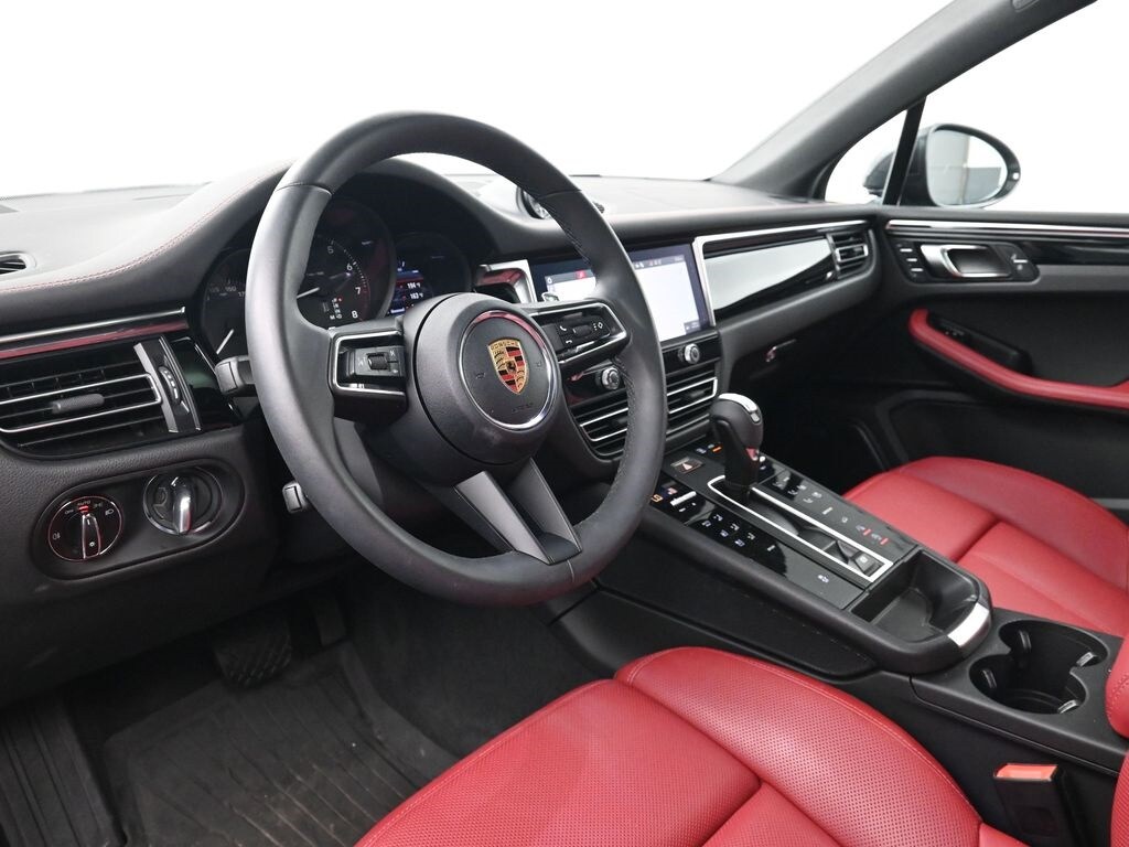 2025 Porsche Macan photo 4