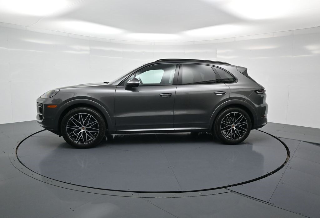 2025 Porsche Cayenne photo 2
