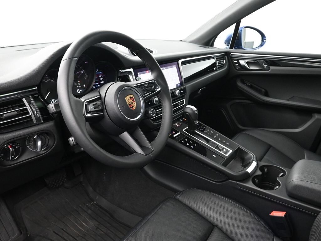 2025 Porsche Macan T photo 4