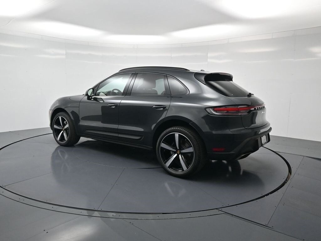 2025 Porsche Macan T photo 3