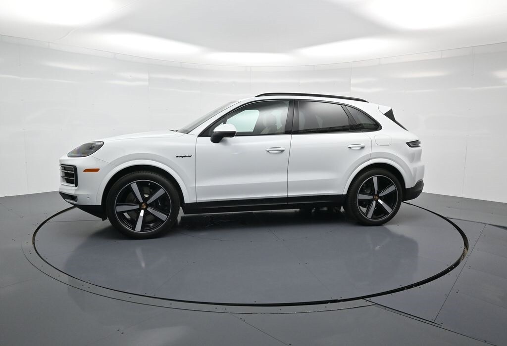 2025 Porsche Cayenne E-Hybrid photo 2
