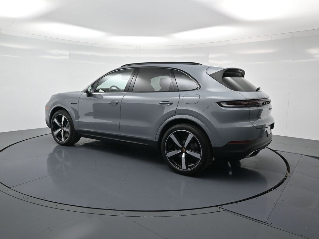 2025 Porsche Cayenne E-Hybrid photo 2