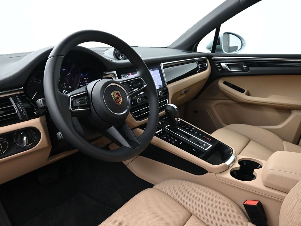 2025 Porsche Macan T photo 4