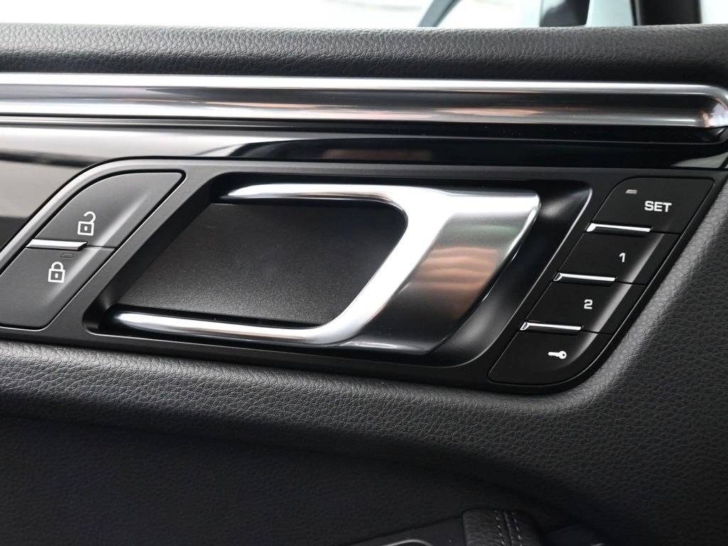 2025 Porsche Macan Base - Photo 18