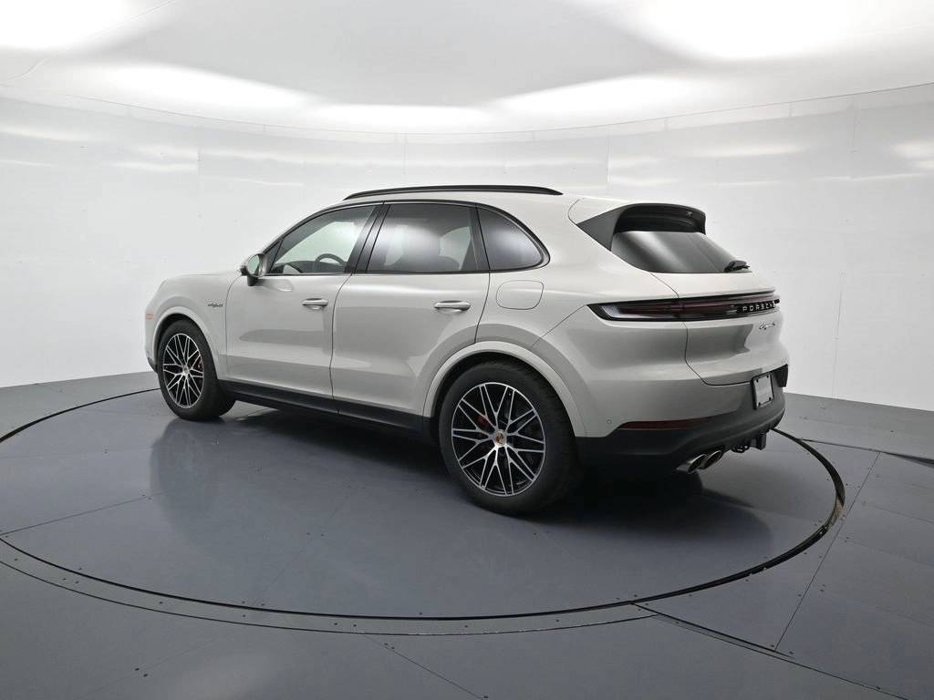 2025 Porsche Cayenne E-Hybrid S photo 3