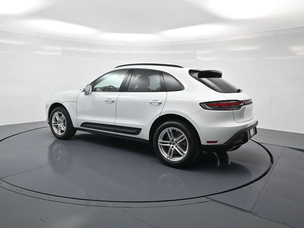 2025 Porsche Macan T photo 3