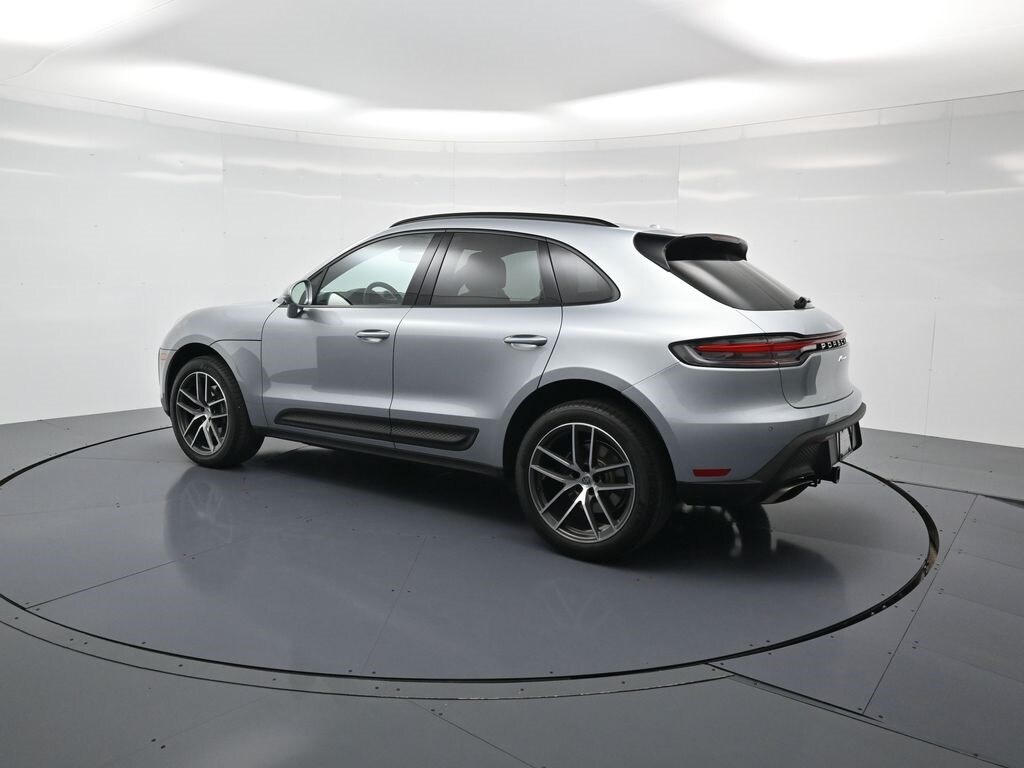 2025 Porsche Macan T photo 3