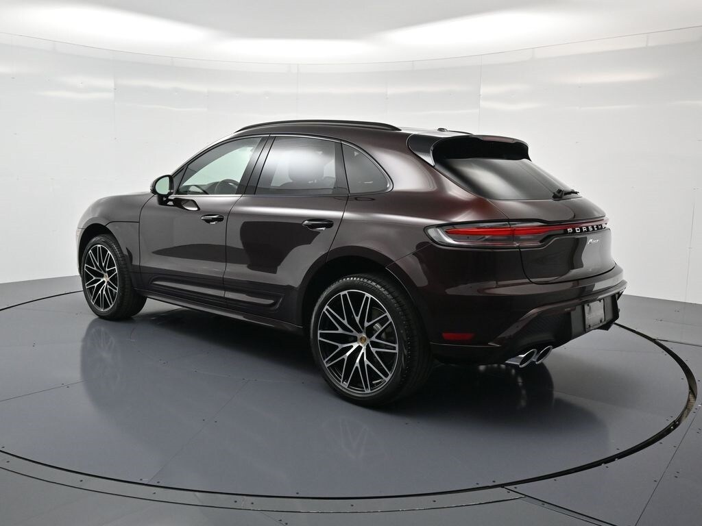 2025 Porsche Macan T photo 2