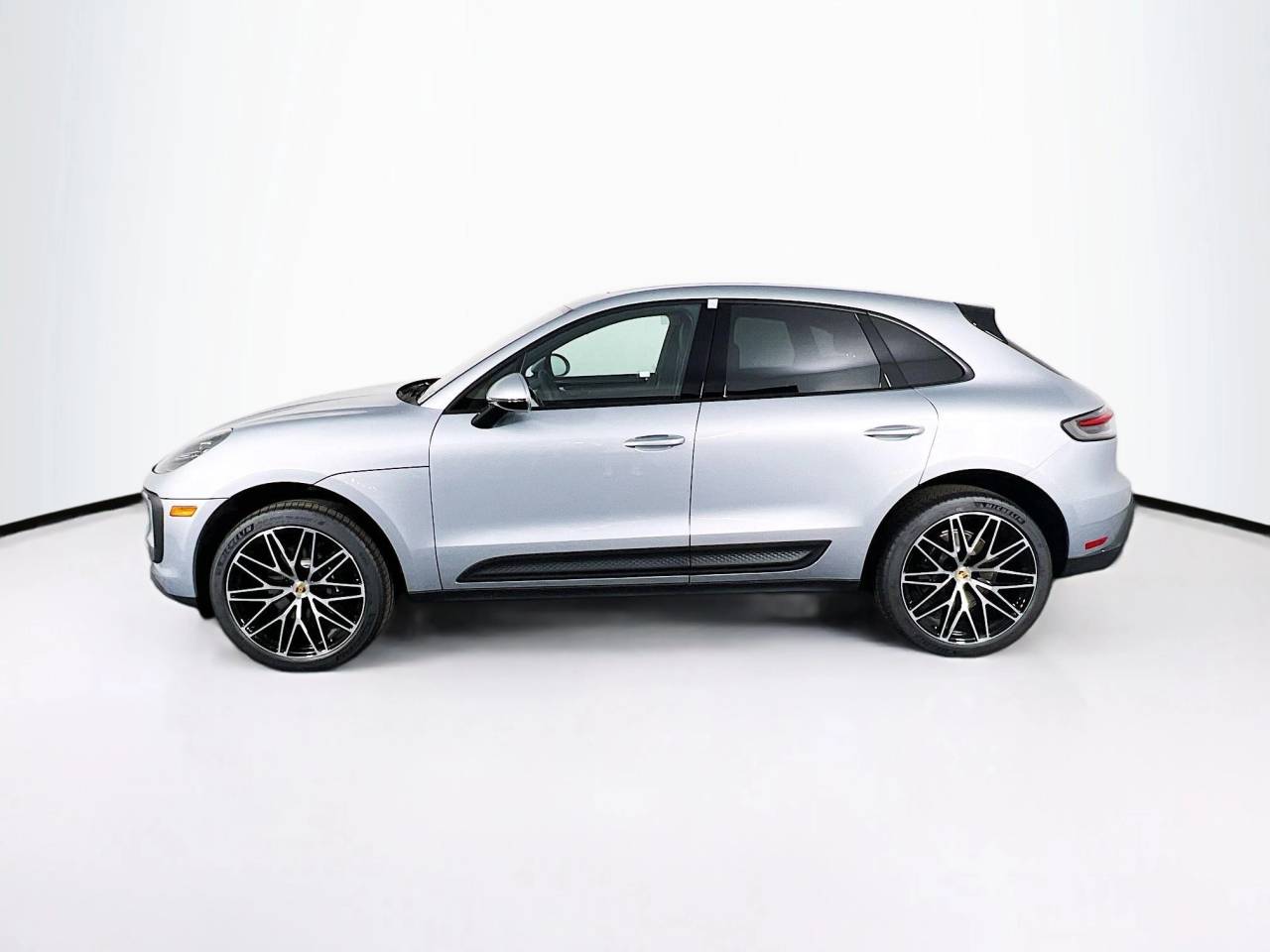 2025 Porsche Macan T photo 2