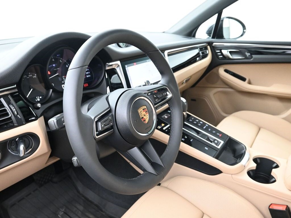 2025 Porsche Macan T photo 4