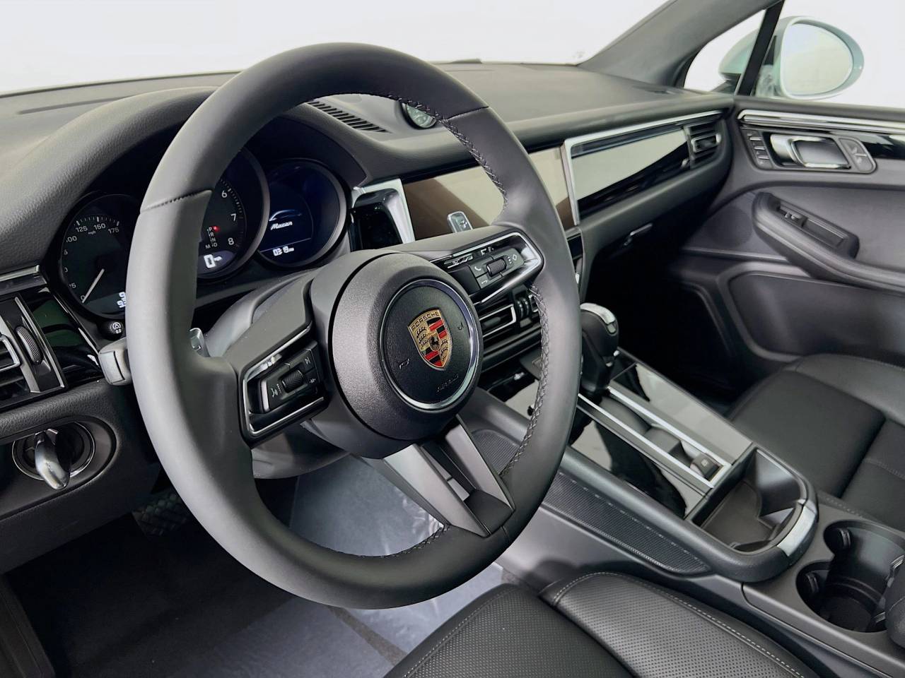 2025 Porsche Macan T photo 4