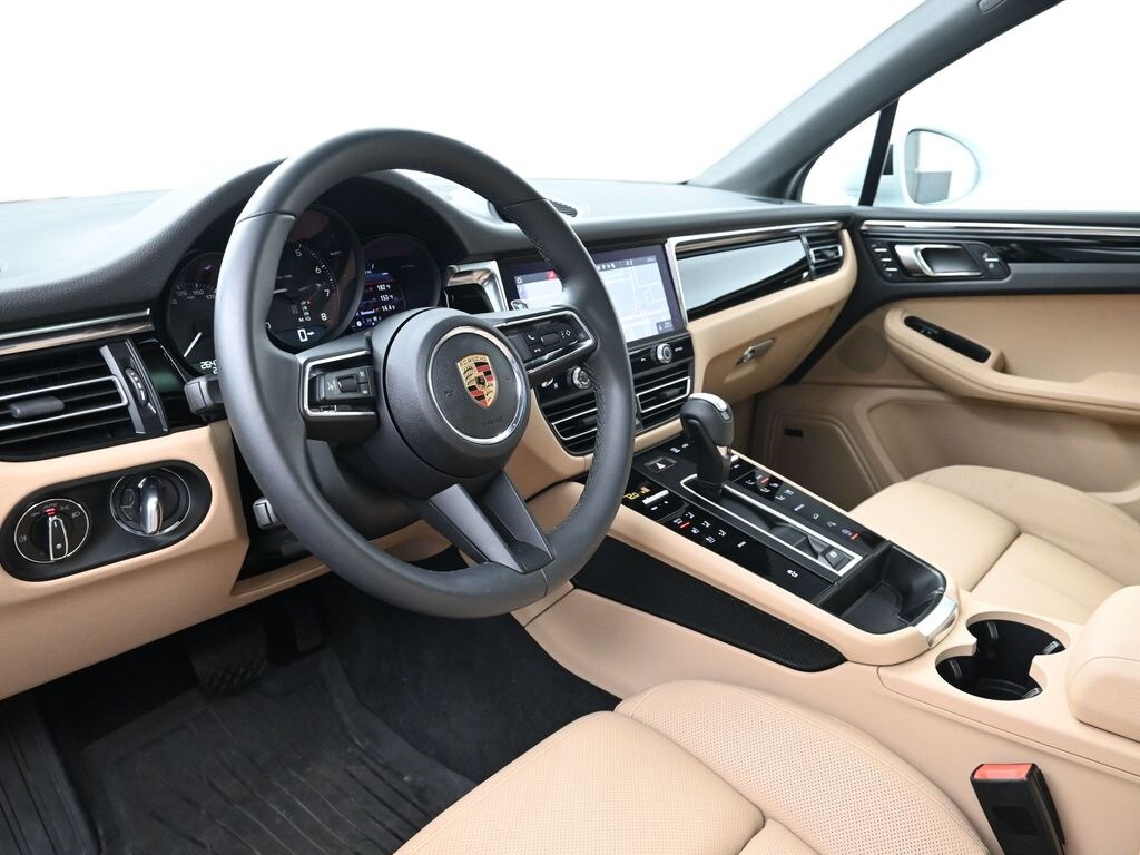 2025 Porsche Macan T photo 4