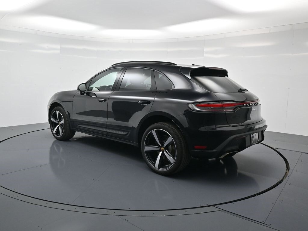 2025 Porsche Macan T photo 3