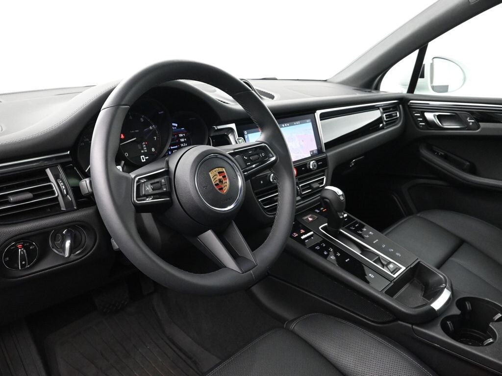 2025 Porsche Macan photo 4