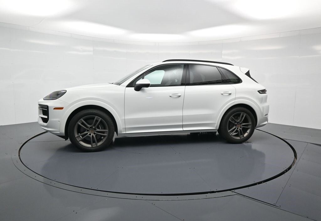 2025 Porsche Cayenne photo 2