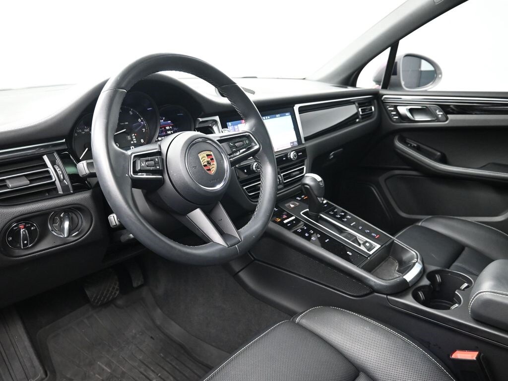 2023 Porsche Macan T photo 4