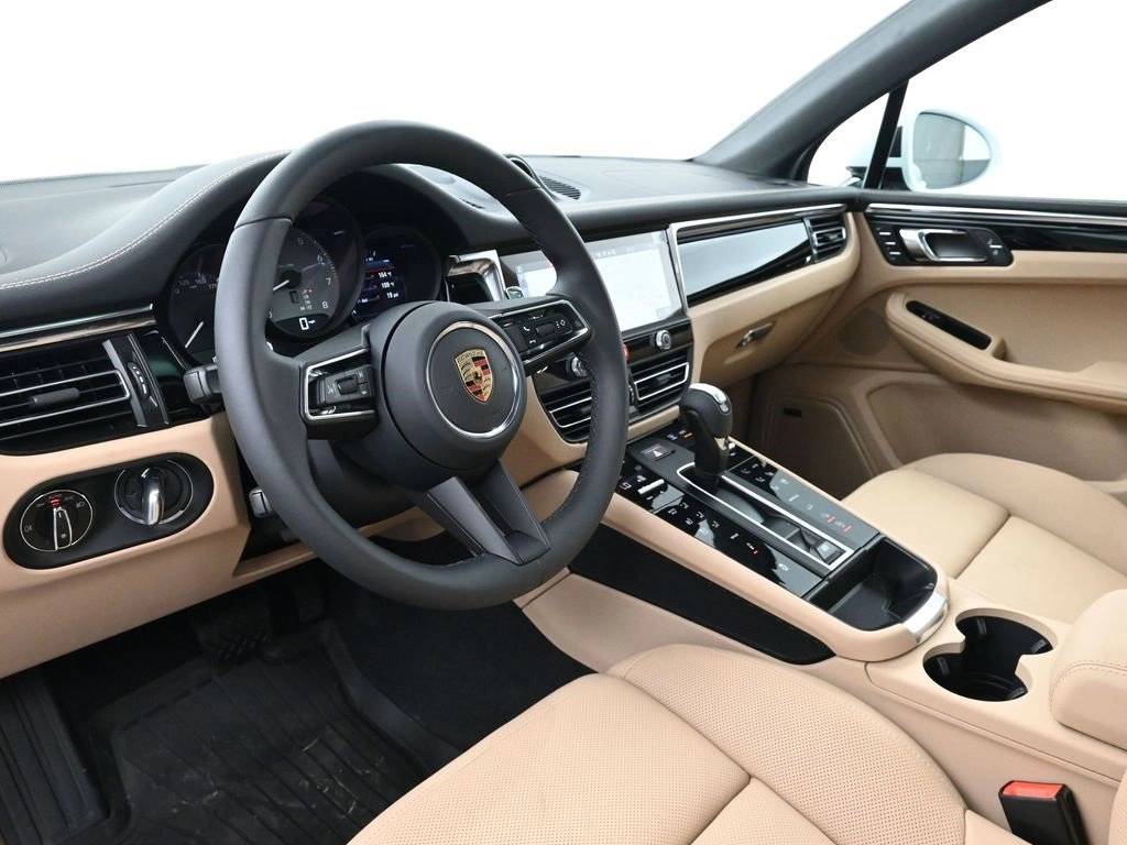 2025 Porsche Macan S photo 4