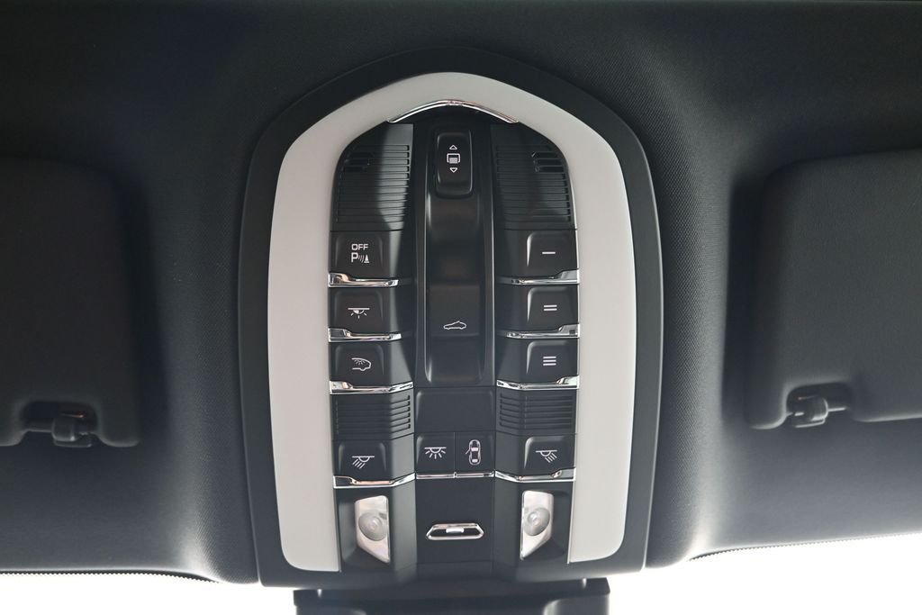 2025 Porsche Macan Base - Photo 24