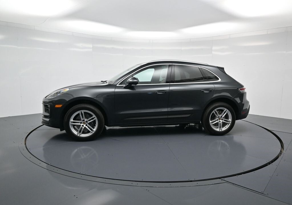 2025 Porsche Macan T photo 2