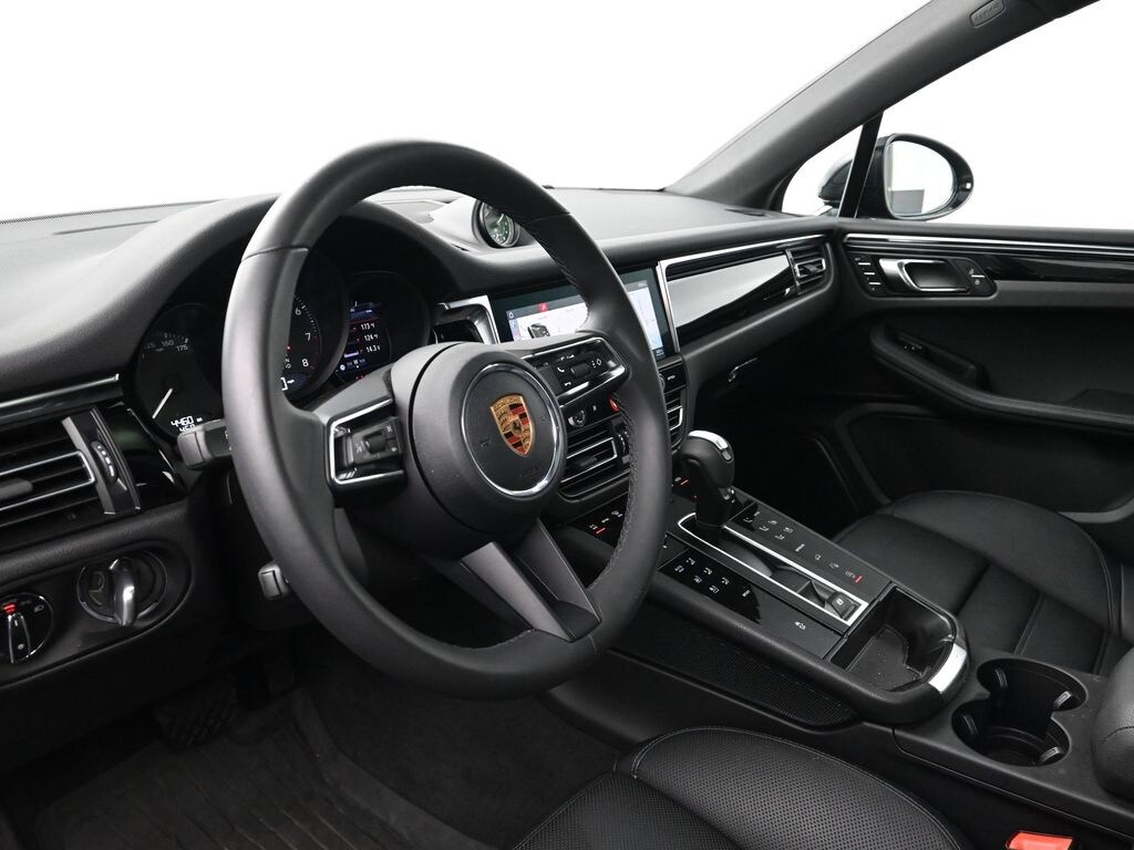 2025 Porsche Macan T photo 4